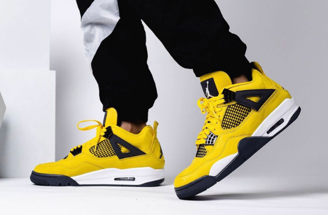 Jordan 4 2024 negro con amarillo